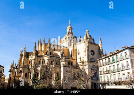 Segovia, Spanien: Segovia Kathedrale in einem wintertag von Plaza Mayor gesehen. Es war die letzte gotische Kathedrale in Spanien gebaut, während des sechzehnten c Stockfoto