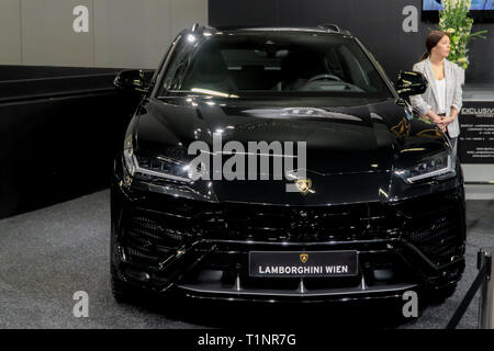 Salzburg, Österreich - 23. März 2019: Schwarzer Lamborghini Urus auf der Auto Show o Stockfoto