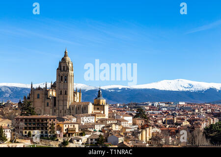 Segovia, Spanien: Blick von Juan II Tower im Winter der Alcazar in der Altstadt von Segovia und die Kathedrale mit dem schneebedeckten Sierra de Guadalajara Stockfoto