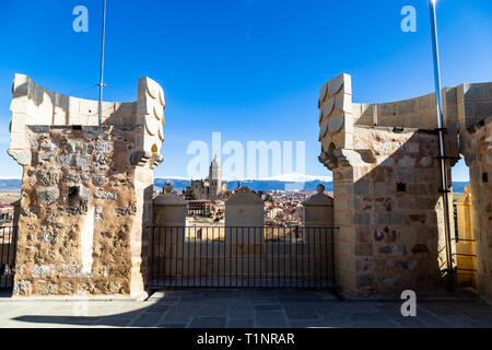Segovia, Spanien: Blick von Juan II Tower im Winter der Alcazar in der Altstadt von Segovia und die Kathedrale mit dem schneebedeckten Sierra de Guadalajara Stockfoto