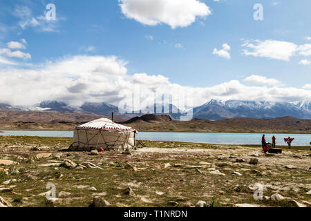 Kirgiz Zelt am Ufer des Karakul See entlang Karakorum Highway, Xinjiang, China, Anschluss Kasghar und der Grenze zu Pakistan. 3600 m ist es das je Stockfoto