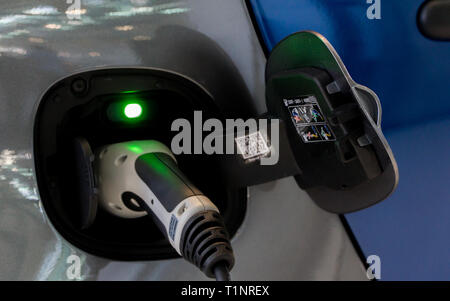 Salzburg, Österreich - 23. März 2019: Elektroauto Aufladen im Auto Show Stockfoto