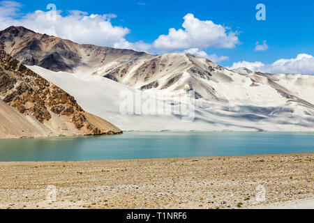 Weißer Sand See entlang Karakorum Highway, Xinjiang, China. Anschluss von Kashgar und der Grenze zu Pakistan und die Kreuzung Pamir Hochebene, diese Straße hat einige der Stockfoto