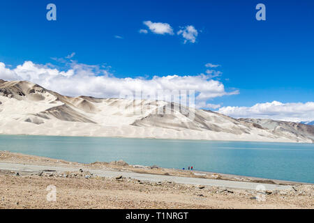 Weißer Sand See entlang Karakorum Highway, Xinjiang, China. Anschluss von Kashgar und der Grenze zu Pakistan und die Kreuzung Pamir Hochebene, diese Straße hat einige der Stockfoto