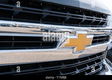 STILLWATER, MN/USA - MÄRZ 24, 2019: Chevrolet Automobil Lkw Kühlergrill und Logo. Stockfoto