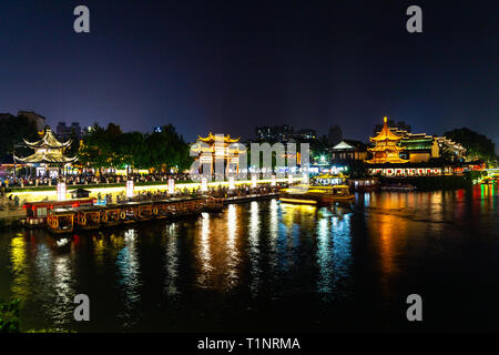 Nanjing, Jiangsu, China: Qin Huai Fluss in der Region rund um Konfuzius tempel Scenic Area ist einer der wichtigsten touristischen Orte in Nanjing und ist wunderschön Stockfoto