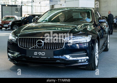 Salzburg, Österreich - 23. März 2019: Menschen aus der Erprobung der neuen Volvo S90 Auto anzeigen Stockfoto