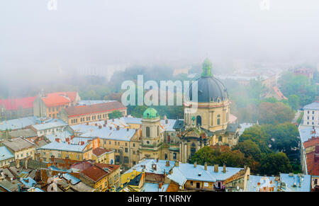 Lemberg, Ukraine - 1. September 2018: Nebligen Morgen in der Innenstadt von Rathausturm. Dominikanische Dom und Kloster Stockfoto