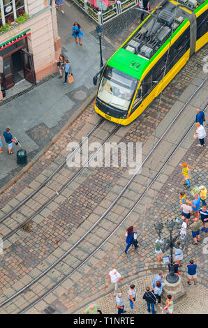 Lemberg, Ukraine - 1. September 2018: Marktplatz. Nebeliger Morgen in der Innenstadt von Rathausturm. Blick von oben auf die Straßenbahnschienen mit Gelben Stockfoto