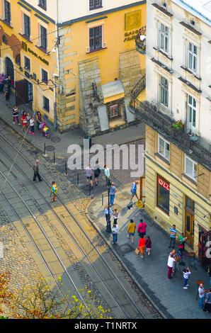 Lemberg, Ukraine - 1. September 2018: Marktplatz. Nebeliger Morgen in der Innenstadt von Rathausturm. Blick von oben auf die Straßenbahnschienen Stockfoto