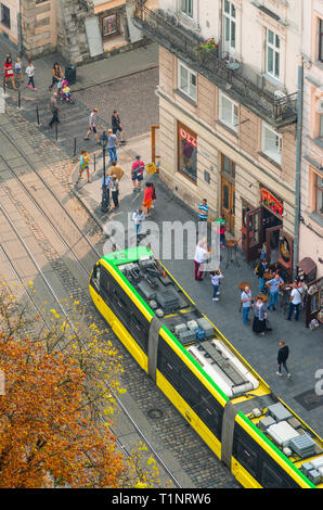 Lemberg, Ukraine - 1. September 2018: Marktplatz. Nebeliger Morgen in der Innenstadt von Rathausturm. Blick von oben auf die Straßenbahnschienen mit Gelben Stockfoto