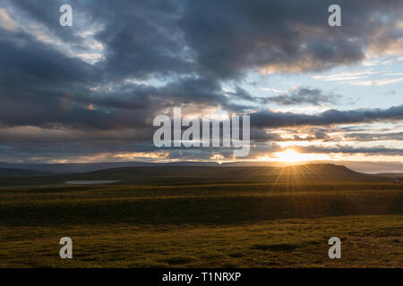 Sonnenuntergang über den Bergen. Einen fantastischen Blick auf die Landschaft in Island. Stockfoto