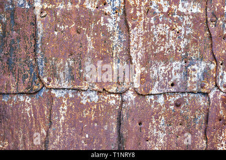 Abstrakte bunte rostiges Metall Platten mit Kratzern und Rissen. Rostiges Metall Hintergrund oder korrodierte Metall Textur. Stockfoto