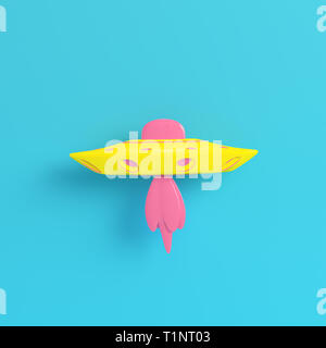 Gelb Ufo oder Alien Raumschiff auf hellen blauen Hintergrund in Pastellfarben. Minimalismus Konzept. 3D-Rendering Stockfoto