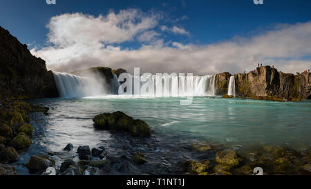 Fantastische Aussicht auf leistungsfähige Godafoss Wasserfall. Lage Skjalfandafljot Bardardalur Tal, Fluss, Island, Europa. Malerische Bild der schönen Natur lan Stockfoto