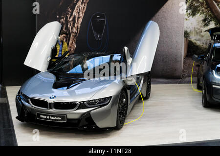 Salzburg, Österreich - 23. März 2019: Der hybrid BMW i8 mit seinen Türen öffnen Stockfoto