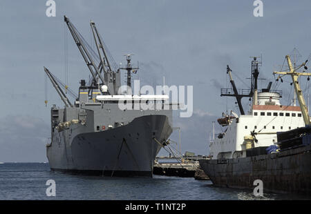 29th. Oktober 1993 das riesige Frachtschiff der US-Marine Administration, USNS Denebola, liegt im Hafen von Mogadischu in Somalia. Es ist im Prozess der Entladung von Lastwagen, Tanks, verschiedene andere Fahrzeuge und Truppen. Stockfoto