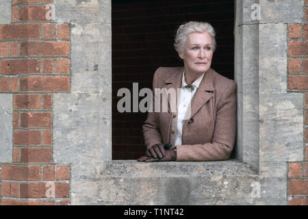 Crooked House ist eine britische Mystery Film unter der Regie von Gilles Paquet-Brenner, auf Agatha Christie 1949 Roman mit dem gleichen Namen. Der Film Sterne Max Eisen, Terence Stamp, Glenn Close, Gillian Anderson, und Stefanie Martini. Dieses Foto ist nur für den redaktionellen Gebrauch bestimmt und unterliegen dem Copyright der Film Company und/oder der Fotograf durch den Film oder die Produktion Firma zugewiesen und kann nur reproduziert durch Veröffentlichungen im Zusammenhang mit der Förderung der oben genannten Film. Eine obligatorische Gutschrift auf dem Film Firma ist erforderlich. Der Fotograf sollte auch angerechnet werden, wenn bekannt. Stockfoto