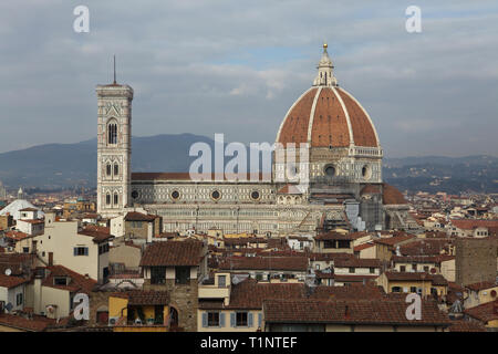 Die Kathedrale von Florenz (Duomo di Firenze) und des Giotto Campanile (Campanile di Giotto) über die Dächer von Florenz downtown im Bild von der Dachterrasse des Palazzo Vecchio in Florenz, Toskana, Italien. Stockfoto