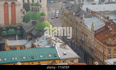 Lemberg, Ukraine - 1. September 2018: Nebligen Morgen in der Innenstadt von Rathausturm. 1352 oder Himmelfahrt Kirche Stockfoto