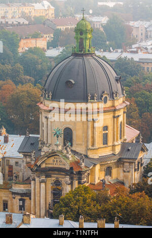 Lemberg, Ukraine - 1. September 2018: Nebligen Morgen in der Innenstadt von Rathausturm. Dominikanische Dom und Kloster Stockfoto