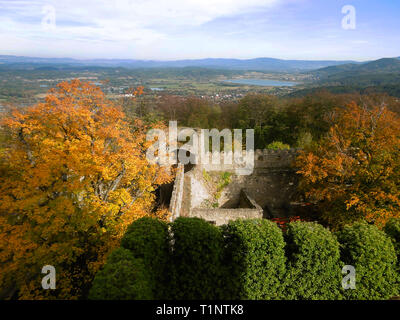 Cieplice - Polen/4. Oktober 2018, Ruinen der alten mittelalterlichen Burg Chojnik mit schöner Aussicht im frühen Herbst. Stockfoto