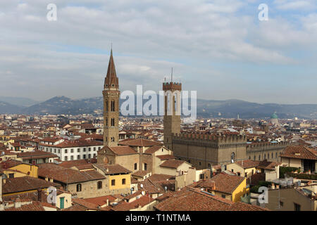 Türme der Badia Fiorentina (L) und das Bargello Museum (Museo Nazionale del Bargello) über die Dächer von Florenz downtown im Bild von der Dachterrasse des Palazzo Vecchio in Florenz, Toskana, Italien. Stockfoto