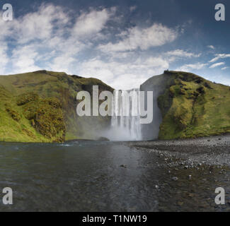 Island Wasserfall Skogafoss in der isländischen Natur Landschaft. Die berühmten Sehenswürdigkeiten und Wahrzeichen in der isländischen Natur Landschaft im Süden Stockfoto