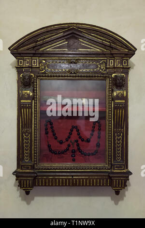 Rosenkranz von Girolamo Savonarola verwendet aus dem 15. Jahrhundert und die hölzerne Stange der Hinrichtung von Girolamo Savonarola am 23. Mai 1498 im Savonarola Zelle im San Marco Kloster (Convento di San Marco), nun das San Marco Museum (Museo Nazionale di San Marco) in Florenz, Toskana, Italien. Stockfoto