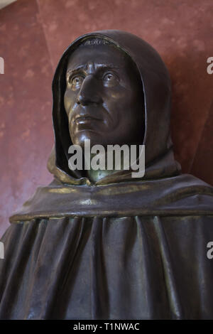 Bronzebüste von Girolamo Savonarola von italienischen Bildhauers Giovanni Duprè (1873) auf der Anzeige in der savonarola Zelle im San Marco Kloster (Convento di San Marco), nun das San Marco Museum (Museo Nazionale di San Marco) in Florenz, Toskana, Italien. Stockfoto