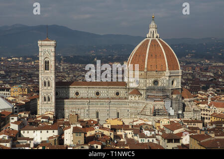 Die Kathedrale von Florenz (Duomo di Firenze) und des Giotto Campanile (Campanile di Giotto) über die Dächer von Florenz downtown im Bild von der Dachterrasse des Palazzo Vecchio in Florenz, Toskana, Italien. Stockfoto