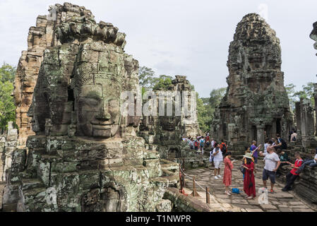 Siem Reap, Kambodscha - 21.07.2018: Touristen, die in der Bayon Tempel innerhalb des weltberühmten Angkor Wat Complex Stockfoto