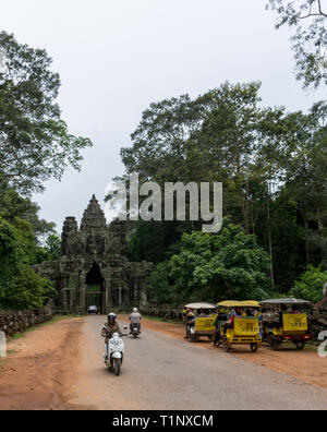 Angkor Thom, Siem Reap, Kambodscha - 21. Juli 2018: Motorroller und Tuk Tuks außerhalb der nördlichen Tor zu Angkor Thom Stockfoto