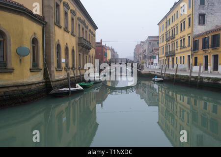 Malerische Frühling Blick auf Vennice mit berühmten Wasser Kanal und bunten Häusern. Herrliche morgen Szene in Italien, Europa. Herrliche mediterrane Cit Stockfoto