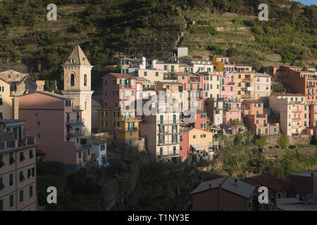 Manarola, Zweitkleinste, schönsten und ältesten der Cinque Terre Dörfer am Meer entlang der ligurischen zerklüfteten Küste, mit Blick auf den attraktiven und bunten Stockfoto