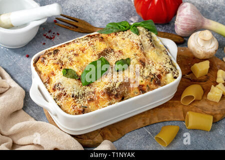 Pilz und Schinken cannelloni Stockfoto