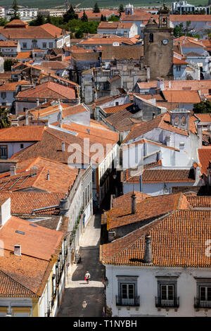 Eine alte Dame hinunter eine Straße in Beja. Stockfoto