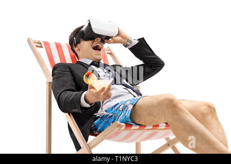 Unternehmer sitzen in einem Liegestuhl mit einem Cocktail und die Verwendung von VR-Headset auf weißem Hintergrund Stockfoto