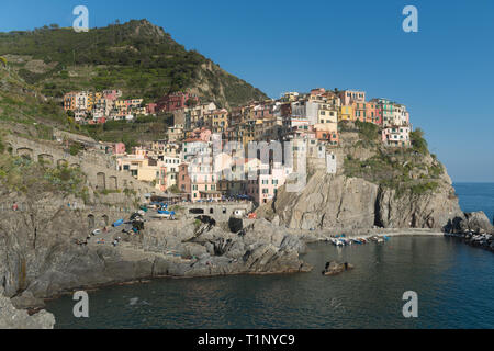 Manarola, Cinque Terre Küste von Italien. Manarola ist eine schöne kleine Stadt in der Provinz von La Spezia, Ligurien, im Norden von Italien und einer der Stockfoto