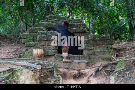 Rauchopfer in der Nähe von einem kleinen Schrein von Neak Pean in der Nähe von Angkor Wat Stockfoto