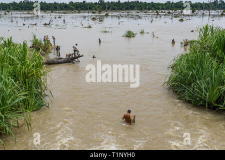 Siem Reap, Kambodscha - 22.07.2018: Lokale Männer mit Netzen in den weiten Osten Baray künstlicher See in der Nähe von Angkor Wat Stockfoto