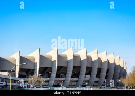 Rückseite Blick auf die 'Paris' Tribüne des Parc des Princes Stadium, 1972 erbaut und Heimstadion des Paris Saint-Germain (PSG) Football Club Stockfoto