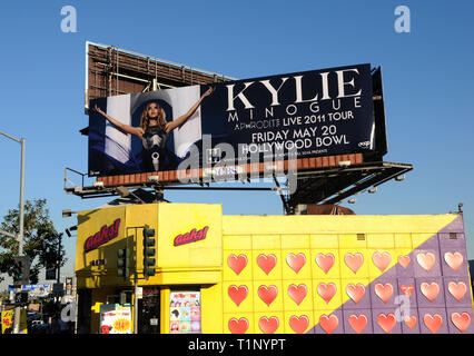 LOS ANGELES, Ca - 20. Mai: Eine allgemeine Ansicht der Atmosphäre von Kylie Minogue Aphrodite Live Tour Plakat am 20. Mai 2011 auf dem Sunset Boulevard in Los Angeles, Kalifornien. Foto von Barry King/Alamy Stock Foto Stockfoto