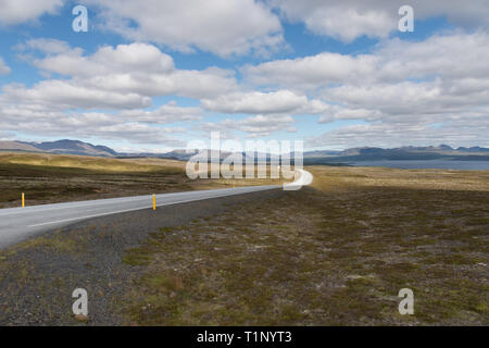 Die Ringstraße in Island. Route 1 oder der Ring Road ist eine Bundesstraße in Island, die rund um die Insel führt und verbindet die meisten der bewohnten Teile Stockfoto