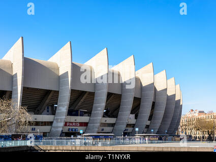 Rückseite Blick auf die 'Paris' Tribüne des Parc des Princes Stadium, 1972 erbaut und Heimstadion des Paris Saint-Germain (PSG) Football Club Stockfoto