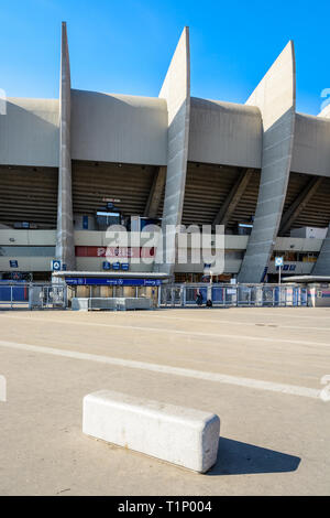 Paris, Frankreich, 21. März 2019: Das Tor ein, das den Zugriff auf die 'Paris' Tribüne im Parc des Princes Stadium, das 1972 gebaut wurde und das Heimstadion von P Stockfoto