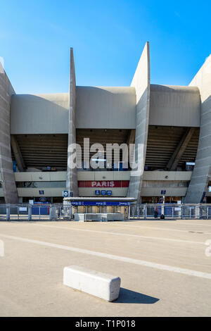 Paris, Frankreich, 21. März 2019: Das Tor ein, das den Zugriff auf die 'Paris' Tribüne im Parc des Princes Stadium, das 1972 gebaut wurde und das Heimstadion von P Stockfoto