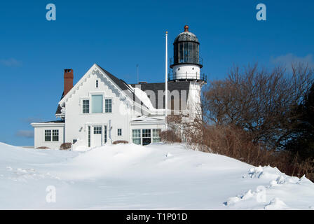 Cape Elizabeth Leuchtturm, mit den alten, abgenutzten Aufsatz wird durch Schneeverwehungen von einem vorbeifahrenden Neu-england Sturm im südlichen Maine umgeben. Stockfoto