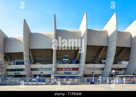 Paris, Frankreich, 21. März 2019: Das Tor ein, das den Zugriff auf die 'Paris' Tribüne im Parc des Princes Stadium, das 1972 gebaut wurde und das Heimstadion von P Stockfoto