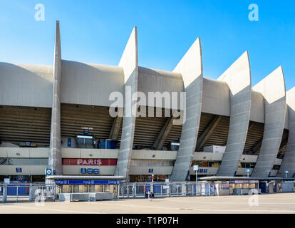 Paris, Frankreich, 21. März 2019: Das Tor ein, das den Zugriff auf die 'Paris' Tribüne im Parc des Princes Stadium, das 1972 gebaut wurde und das Heimstadion von P Stockfoto